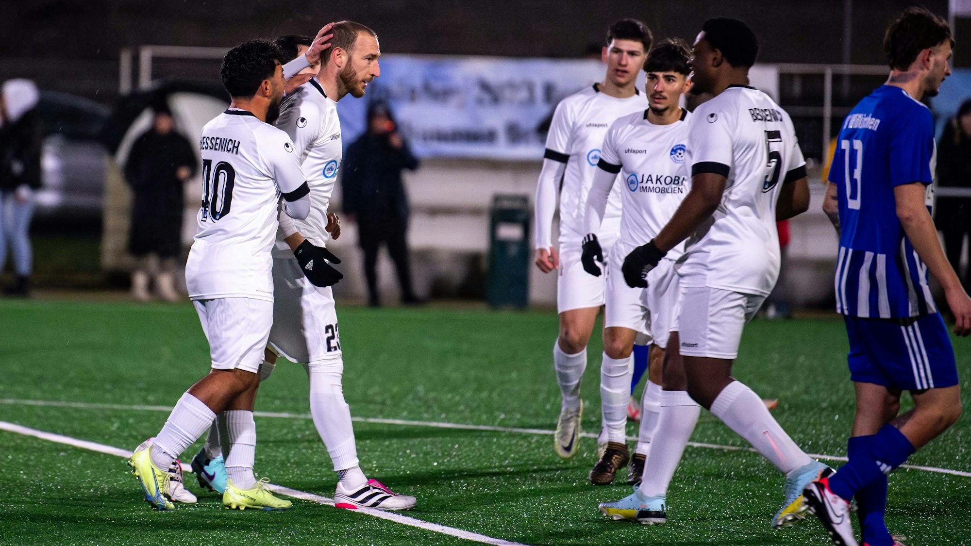 Großen Jubel zeigte Moritz Hartmann nach dem verwandelten Strafstoß nicht,. Mitspieler Ömer Atilgan tätschelt ihm den Kopf.
