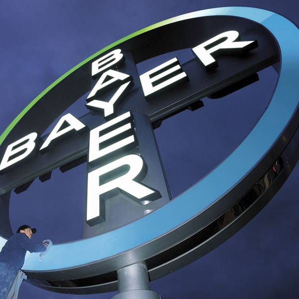 Das Bayer-Kreuz am Köln-Bonner Flughafen wird geputzt