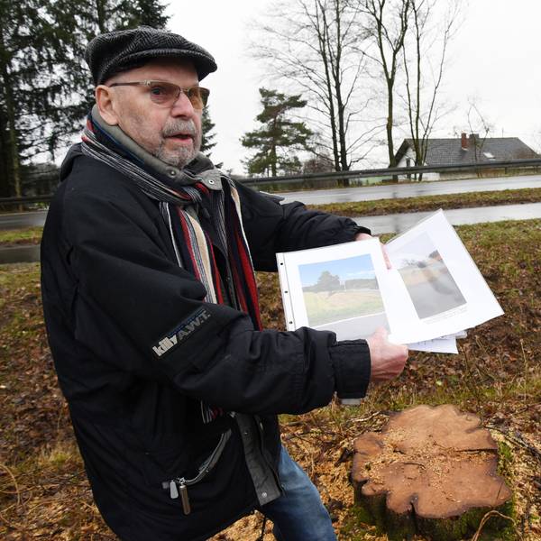 Nabu-Mann Klaus Jung dokumentiert die Gehölzarbeiten durch den Landesbetrieb Straßenbaum, hier steht er an einem Baumstumpf an der Landesstraße 324, gegenüber der Zufahrt in die Waldbröler Ortschaft Schnörringen. Unser Foto zeigt den 87-Jährigen an Ort und Stelle.