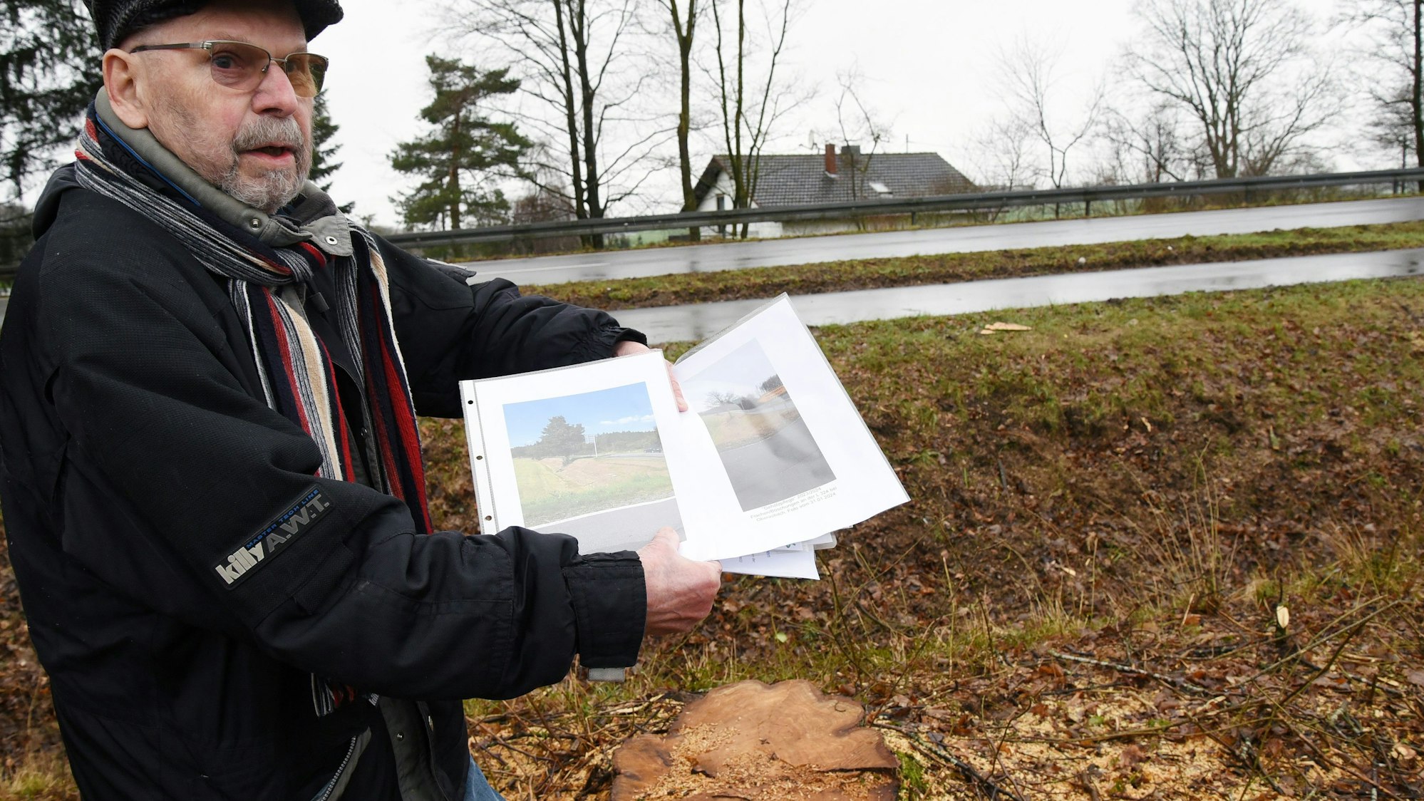 Nabu-Mann Klaus Jung dokumentiert die Gehölzarbeiten durch den Landesbetrieb Straßenbaum, hier steht er an einem Baumstumpf an der Landesstraße 324, gegenüber der Zufahrt in die Waldbröler Ortschaft Schnörringen. Unser Foto zeigt den 87-Jährigen an Ort und Stelle.