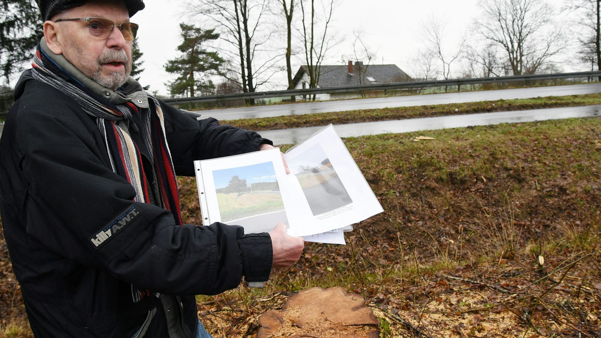 Nabu-Mann Klaus Jung dokumentiert die Gehölzarbeiten durch den Landesbetrieb Straßenbaum, hier steht er an einem Baumstumpf an der Landesstraße 324, gegenüber der Zufahrt in die Waldbröler Ortschaft Schnörringen. Unser Foto zeigt den 87-Jährigen an Ort und Stelle.