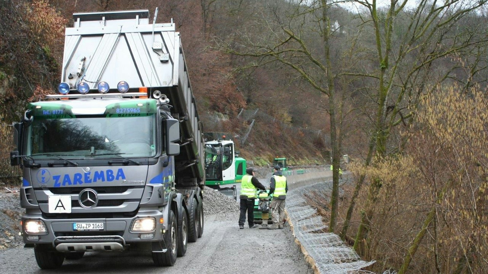 Lkw kippt Schotter auf Fahrbahn.