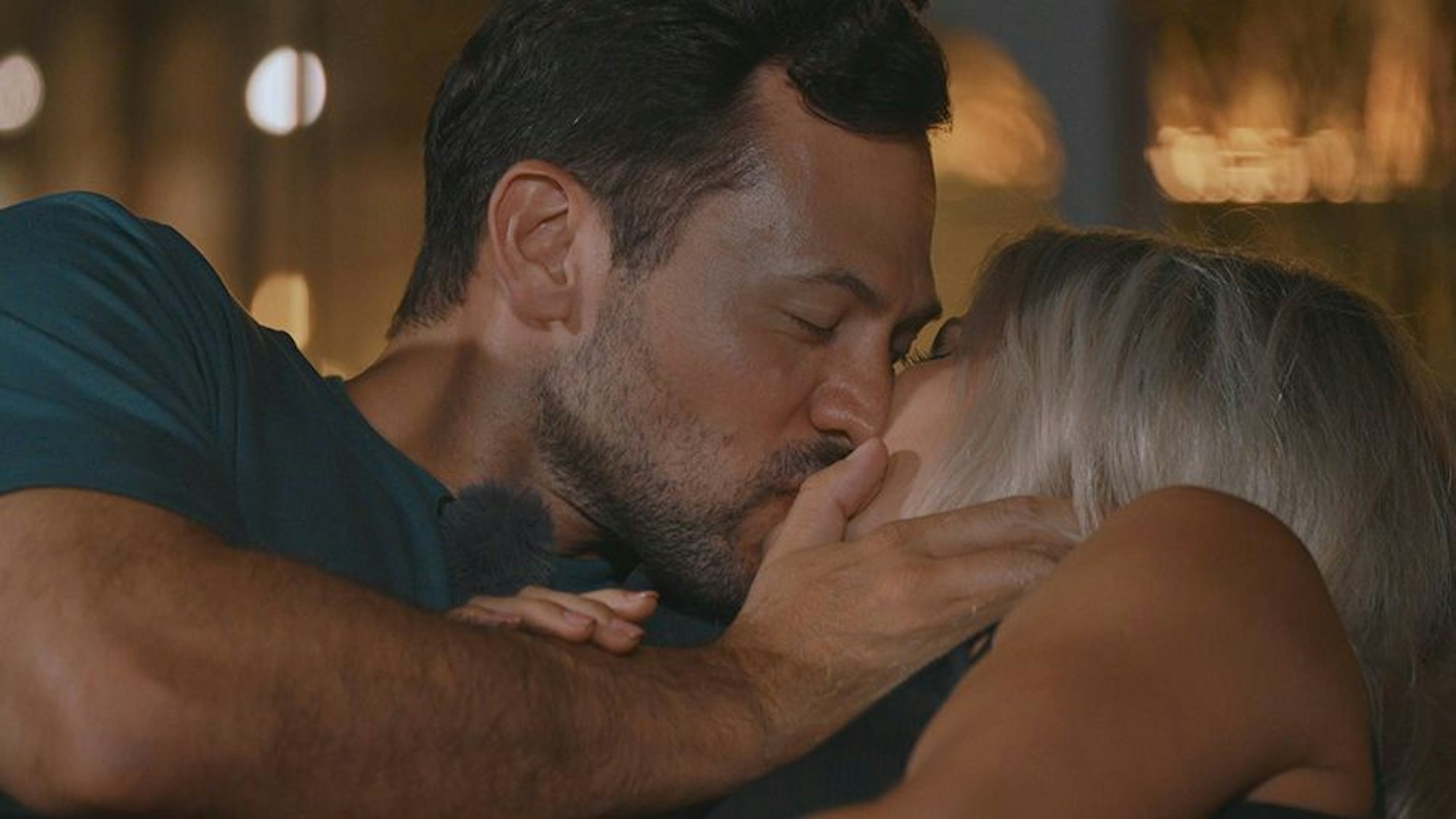 Ein Mann und eine Frau küssen sich.