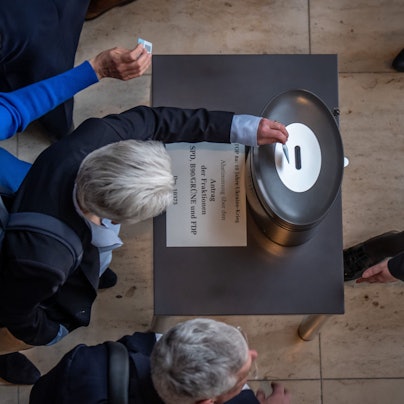 Marie-Agnes Strack-Zimmermann (FDP) wirft bei der Abstimmung nach der Debatte zu Zehn Jahre russischer Krieg in der Ukraine im Bundestag ihre „JA“–Karte in die Urne.