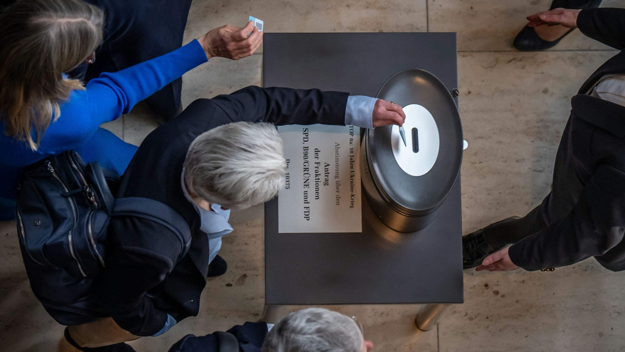 Marie-Agnes Strack-Zimmermann (FDP) wirft bei der Abstimmung nach der Debatte zu Zehn Jahre russischer Krieg in der Ukraine im Bundestag ihre „JA“–Karte in die Urne.