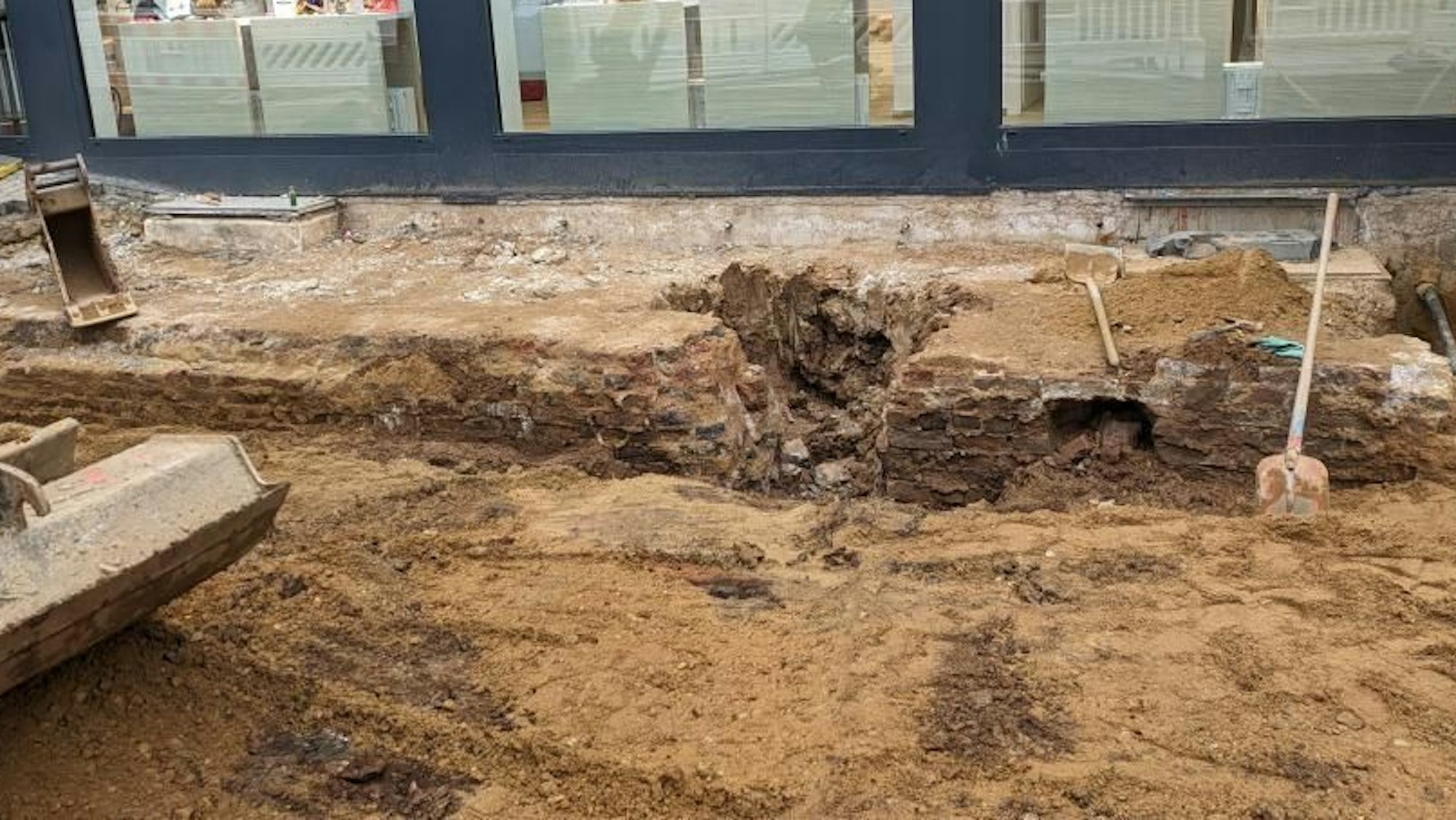 Das Bild zeigt die freigelegten Reste einer Mauer in der Euskirchener Fußgängerzone.