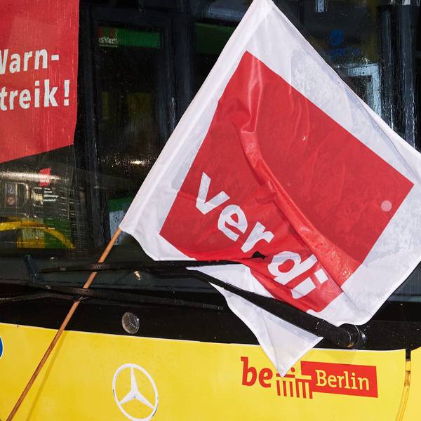 Eine Verdi-Fahne an einem Bus. Die Gewerkschaft ruft zu neuen Streiks auf. (Symbolbild)