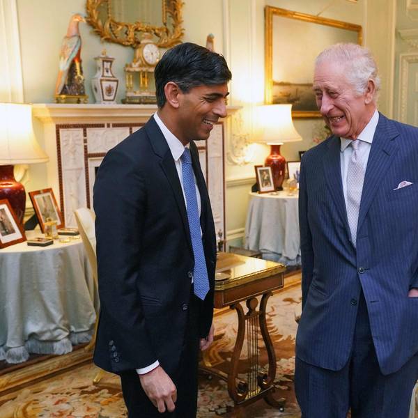 König Charles III. empfängt Premierminister Rishi Sunak (l) im Buckingham-Palast.