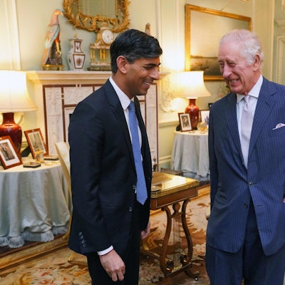 König Charles III. empfängt Premierminister Rishi Sunak (l) im Buckingham-Palast.