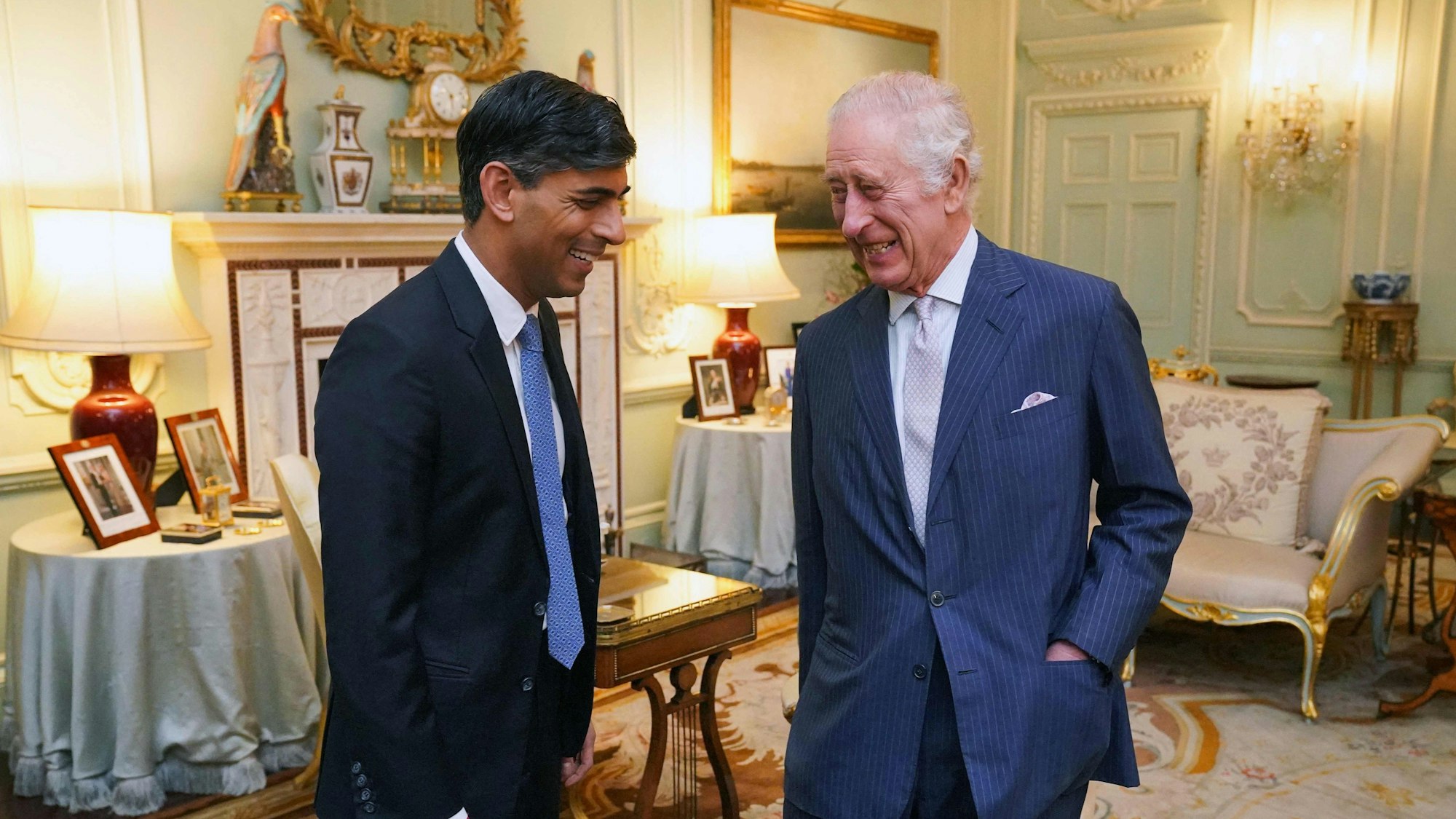 König Charles III. empfängt Premierminister Rishi Sunak (l) im Buckingham-Palast.