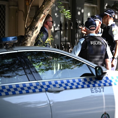 Polizisten vor dem Haus des ehemaligen Channel-10-Moderators Jesse Baird.