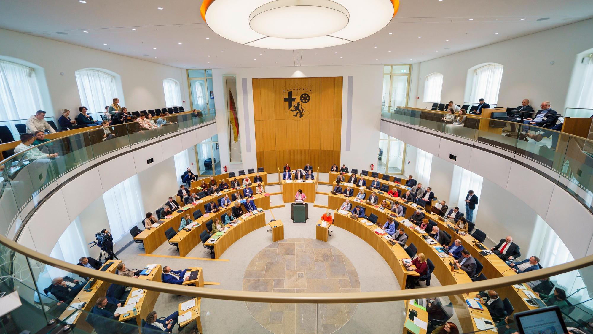 Die Abgeordneten nehmen an einer Sitzung im Landtag von Rheinland-Pfalz teil.