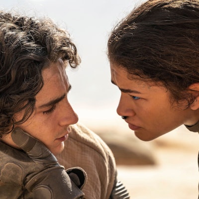 Timothee Chalamet als Paul Atreides und Zendaya als Fremen-Frau Chani in einer Szene aus „Dune: Part Two“