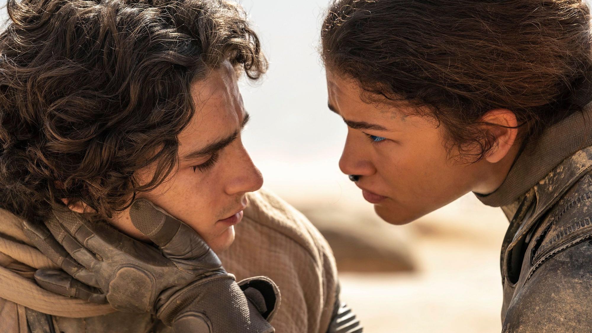 Timothee Chalamet als Paul Atreides und Zendaya als Fremen-Frau Chani in einer Szene aus „Dune: Part Two“