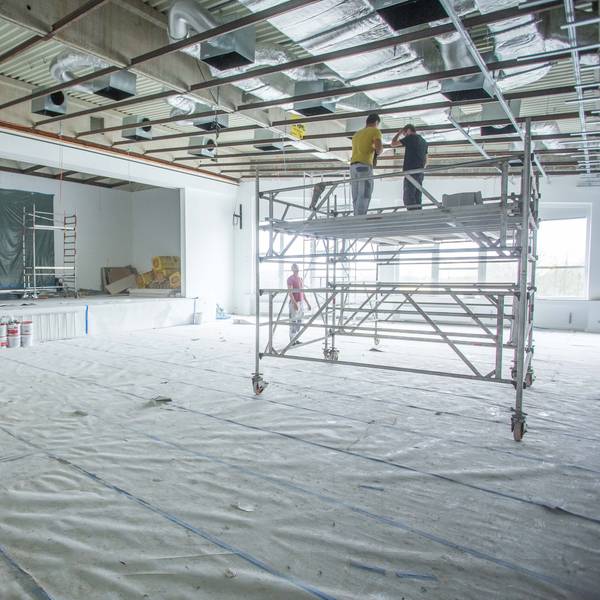Der große Saal mit Bühne.