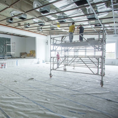 Der große Saal mit Bühne.