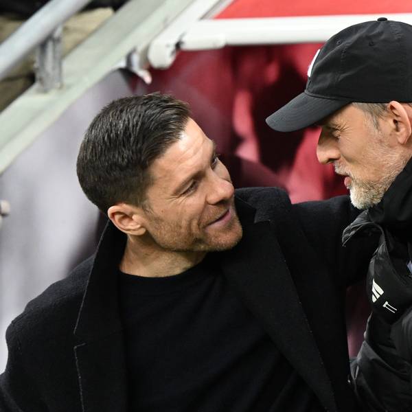 Bayer-Trainer Xabi Alonso im Gespräch mit noch-Bayern-Trainer Thomas Tuchel
