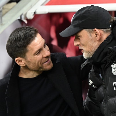 Bayer-Trainer Xabi Alonso im Gespräch mit noch-Bayern-Trainer Thomas Tuchel