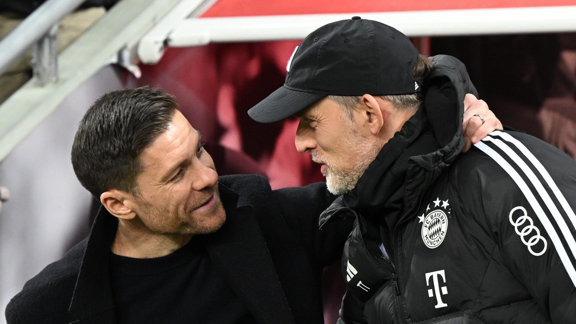 Bayer-Trainer Xabi Alonso im Gespräch mit noch-Bayern-Trainer Thomas Tuchel