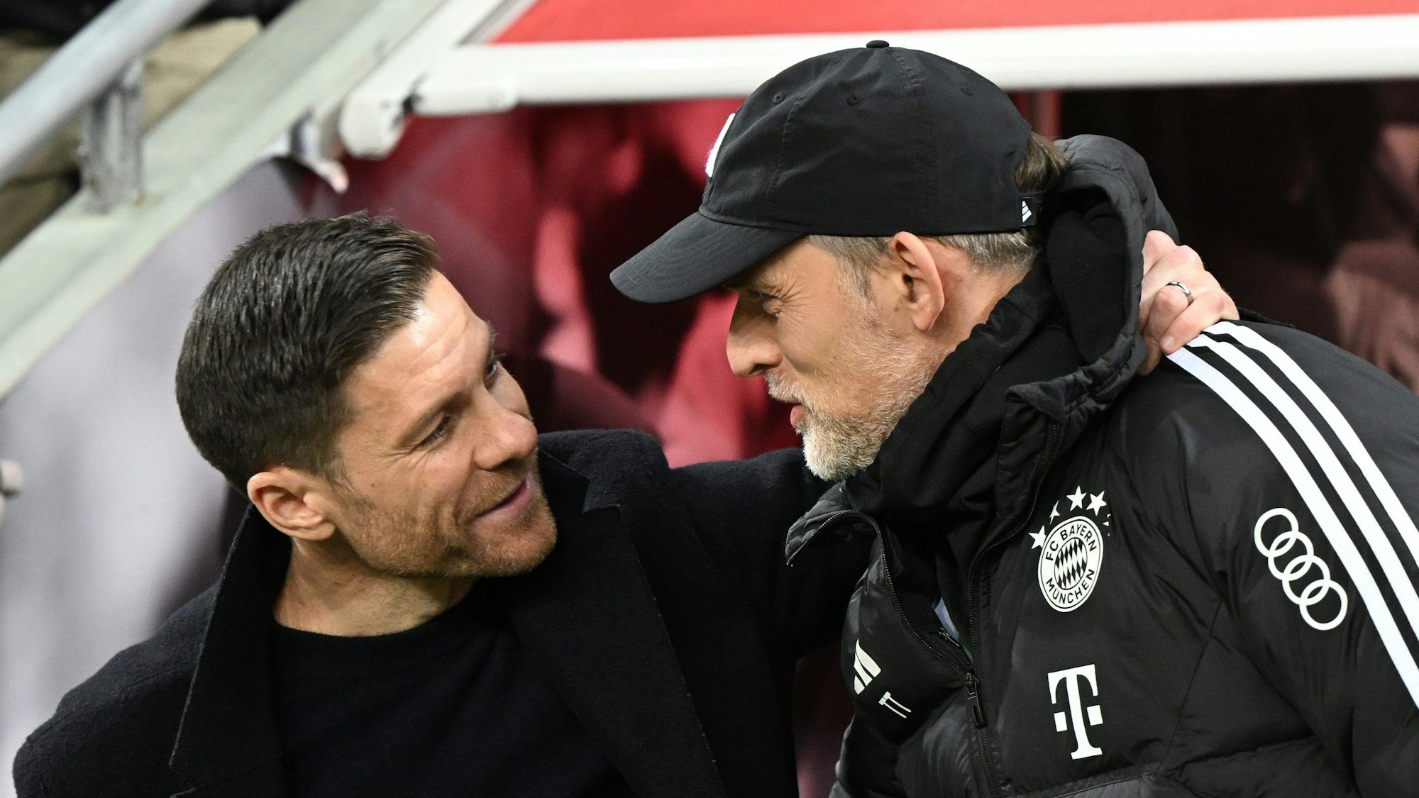 Bayer-Trainer Xabi Alonso im Gespräch mit noch-Bayern-Trainer Thomas Tuchel