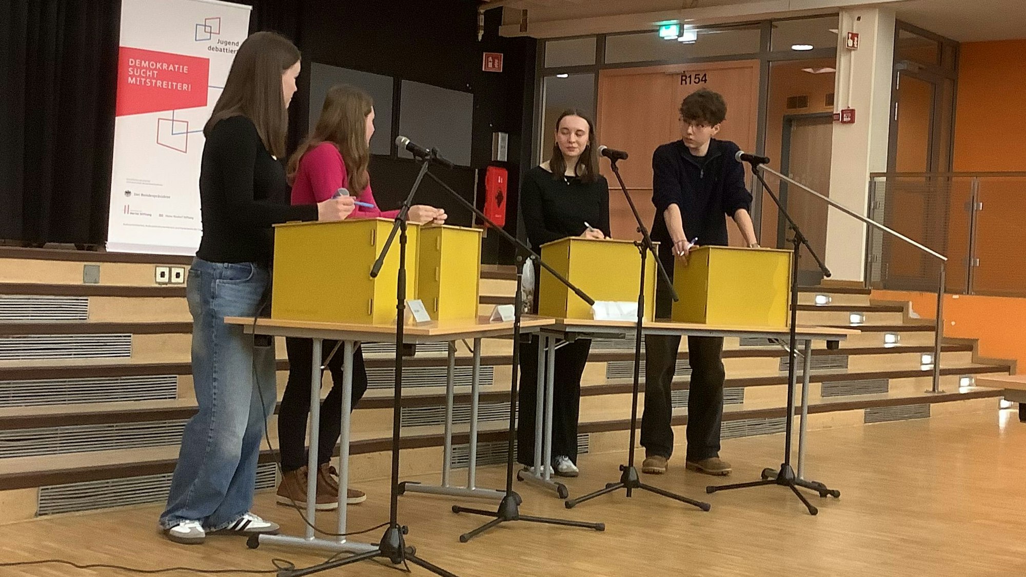 Vier Jugendliche bei der Finaldebatte.