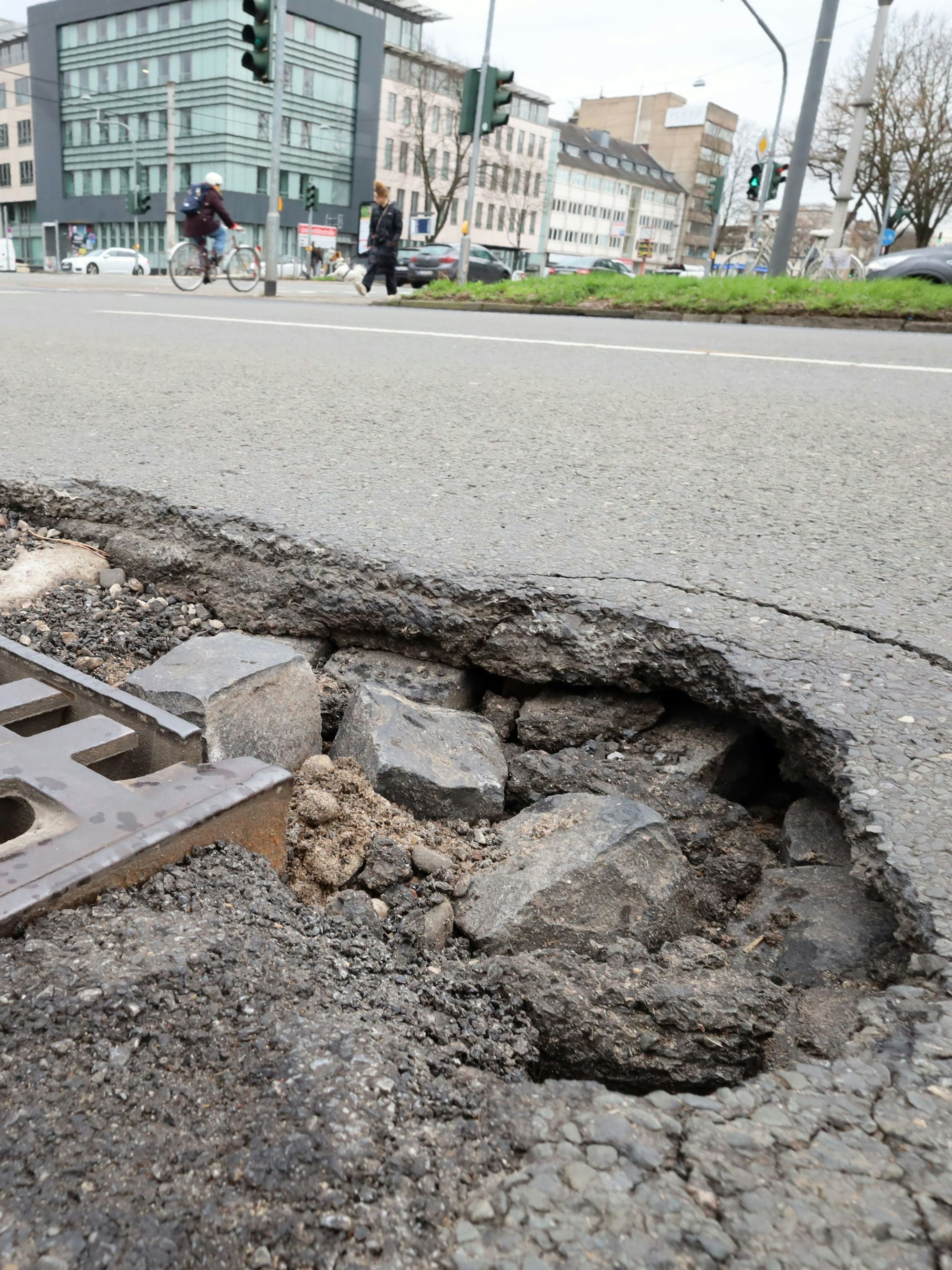 Schlagloch auf der Innere Kanalstraße