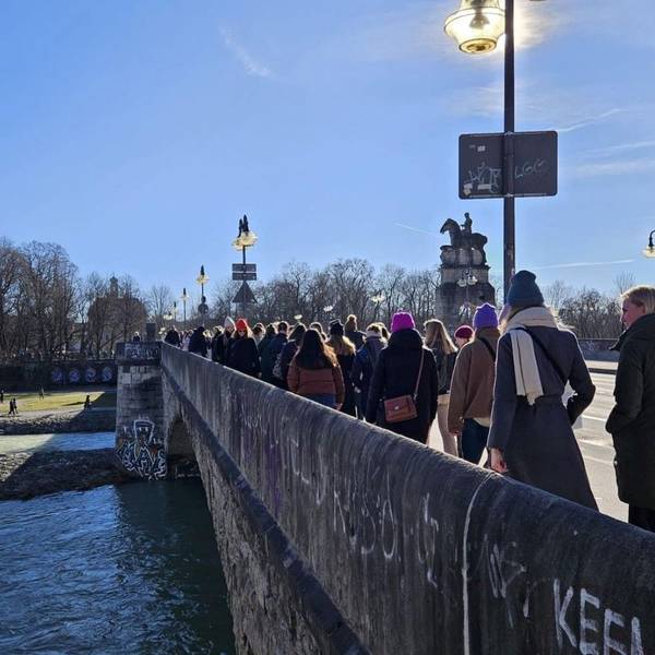 Frauen, die über eine Brücke laufen.