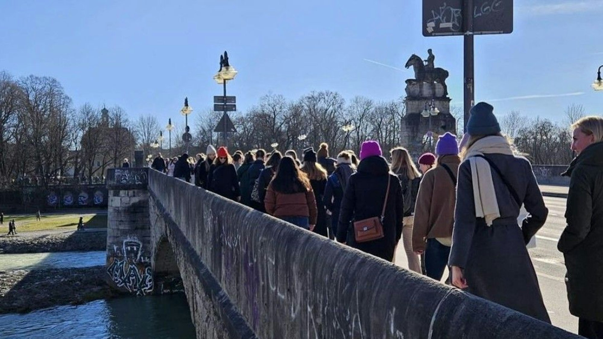 Eine Gruppe Frauen läuft über eine Brücke.