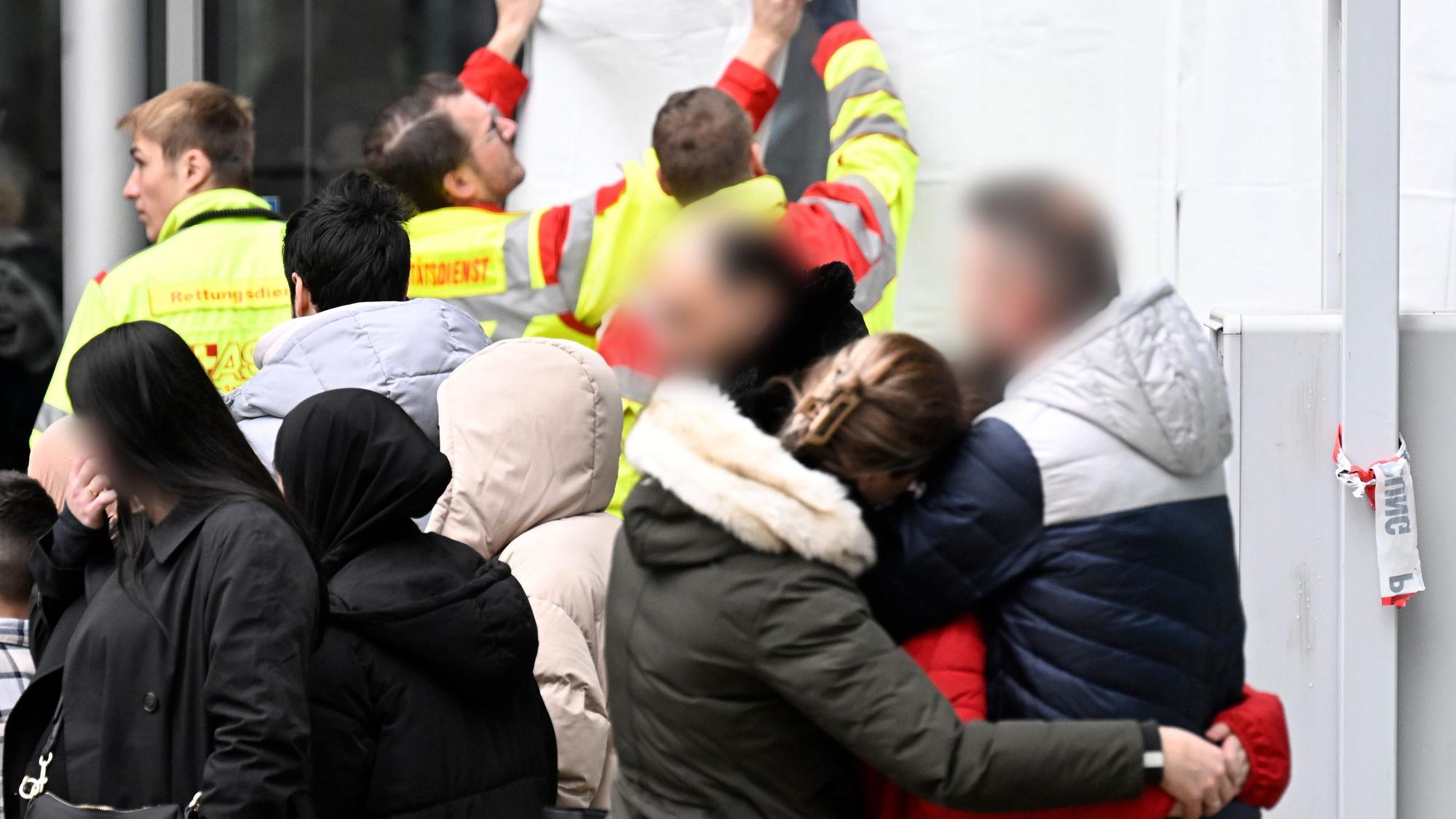 Eltern holen ihre Kinder aus dem Wilhelm-Dörpfeld-Gymnasium ab. In Wuppertal sind an einer Schule mehrere Schüler verletzt worden. Ein Verdächtiger sei festgenommen worden, sagte ein Polizeisprecher in Düsseldorf. Die Polizei sei mit starken Kräften vor Ort.