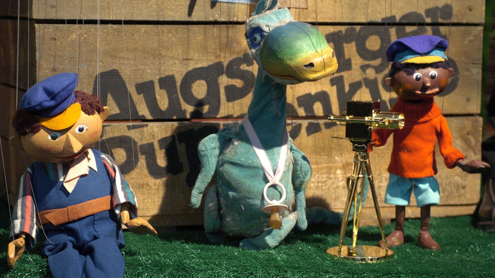 Anlässlich der Vorstellung einer DVD-Serie mit Geschichten der Augsburger Puppenkiste präsentieren sich Lukas der Lokomotivführer, Urmel und Jim Knopf.