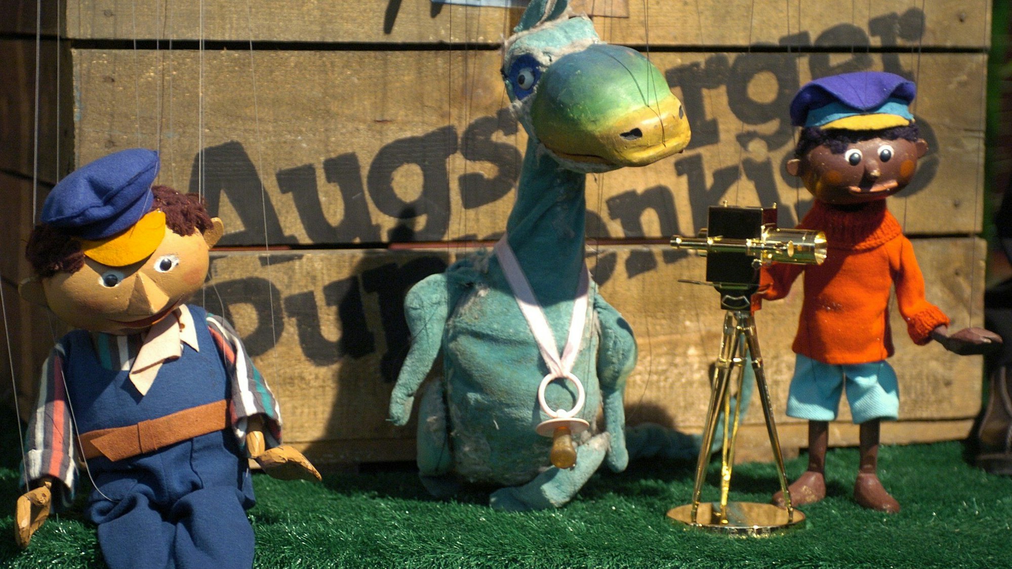 Anlässlich der Vorstellung einer DVD-Serie mit Geschichten der Augsburger Puppenkiste präsentieren sich Lukas der Lokomotivführer, Urmel und Jim Knopf.