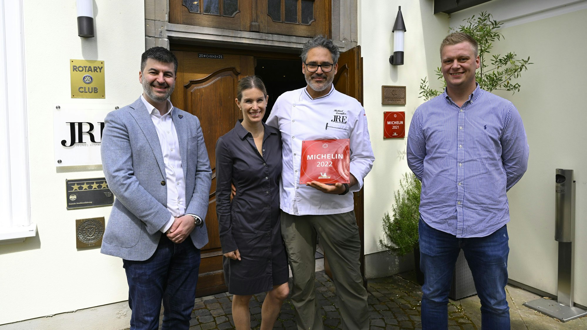 Die Eheleute Quendler (Mitte) wurden schon mehrfach ausgezeichnet. Hier bei der Übergabe des Michelin-Sterns in 2022.