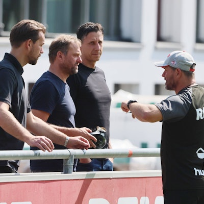 Jörg Jakobs (2.v.l.) arbeitete mehr als zehn Jahre lang in unterschiedlichen Funktionen für den 1. FC Köln.