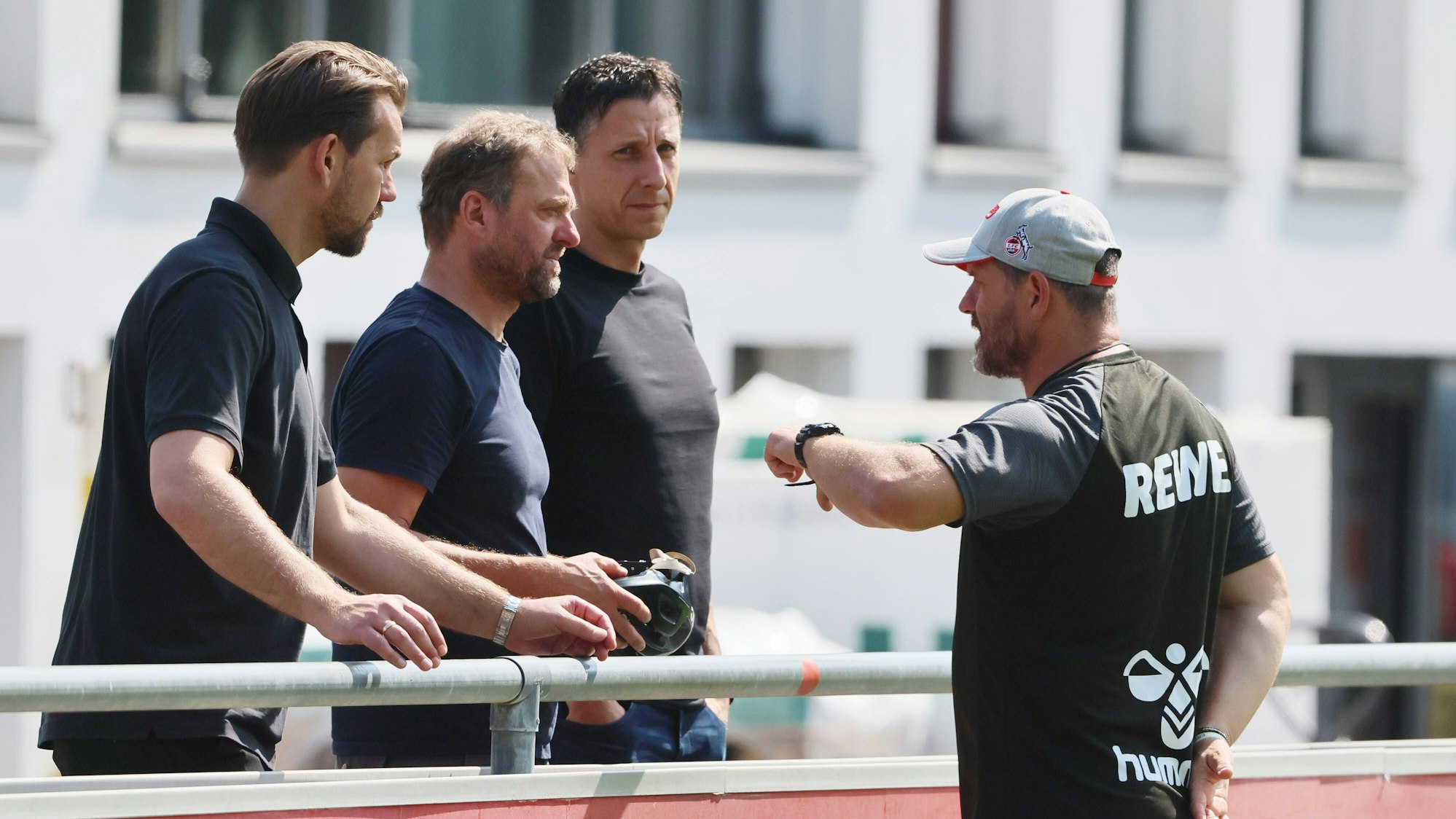 Jörg Jakobs (2.v.l.) arbeitete mehr als zehn Jahre lang in unterschiedlichen Funktionen für den 1. FC Köln.