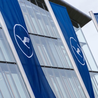 21.02.2024, Hessen, Frankfurt/Main: Lufthansa-Flaggen wehen vor dem Lufthansa-Aviation-Center im Wind. (zu dpa: «Lufthansa und Verdi verhandeln weiter») Foto: Andreas Arnold/dpa +++ dpa-Bildfunk +++
