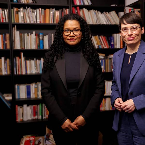 Zu sehen sind die NRW-Gleichstellungsministerin Josefine Paul und Glenda Obermuller, Leiterin der Theodor Wonja Michael Bibliothek.