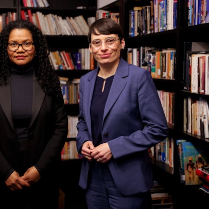 Zu sehen sind die NRW-Gleichstellungsministerin Josefine Paul und Glenda Obermuller, Leiterin der Theodor Wonja Michael Bibliothek.