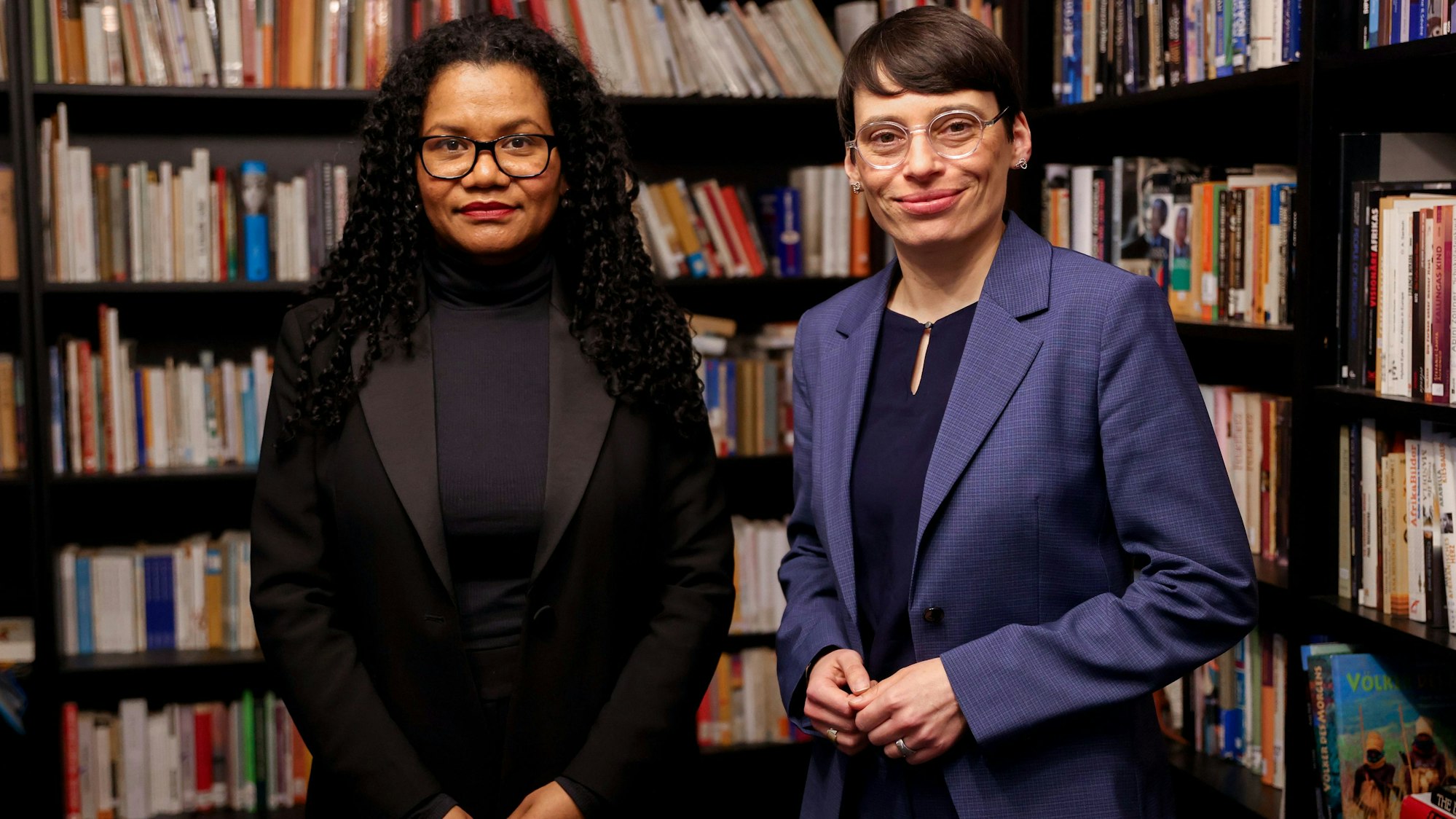 Zu sehen sind die NRW-Gleichstellungsministerin Josefine Paul und Glenda Obermuller, Leiterin der Theodor Wonja Michael Bibliothek.