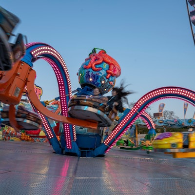Auf der Frühjahrskirmes in Deutz herrscht gute Stimmung.