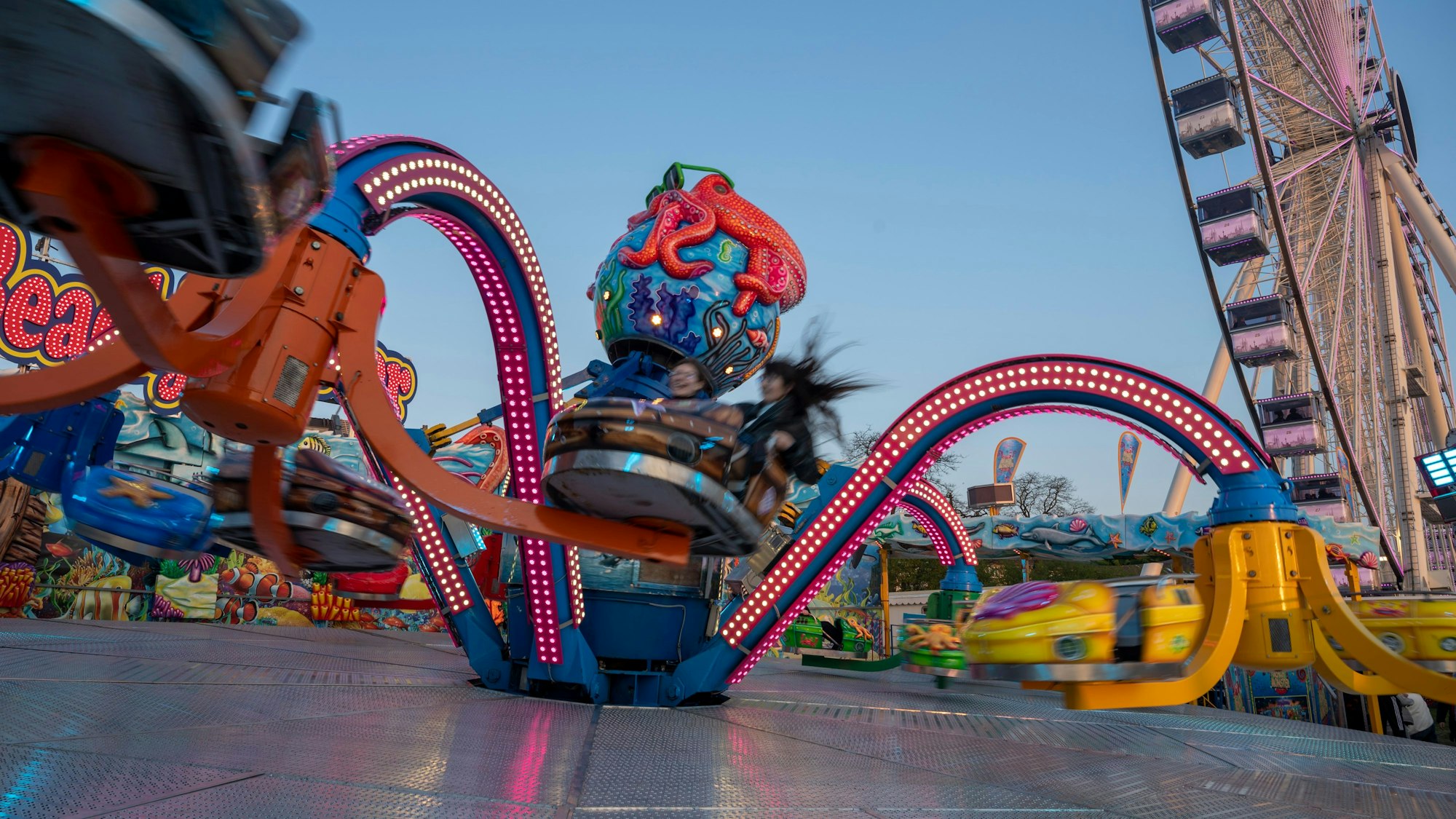 Auf der Frühjahrskirmes in Deutz herrscht gute Stimmung.