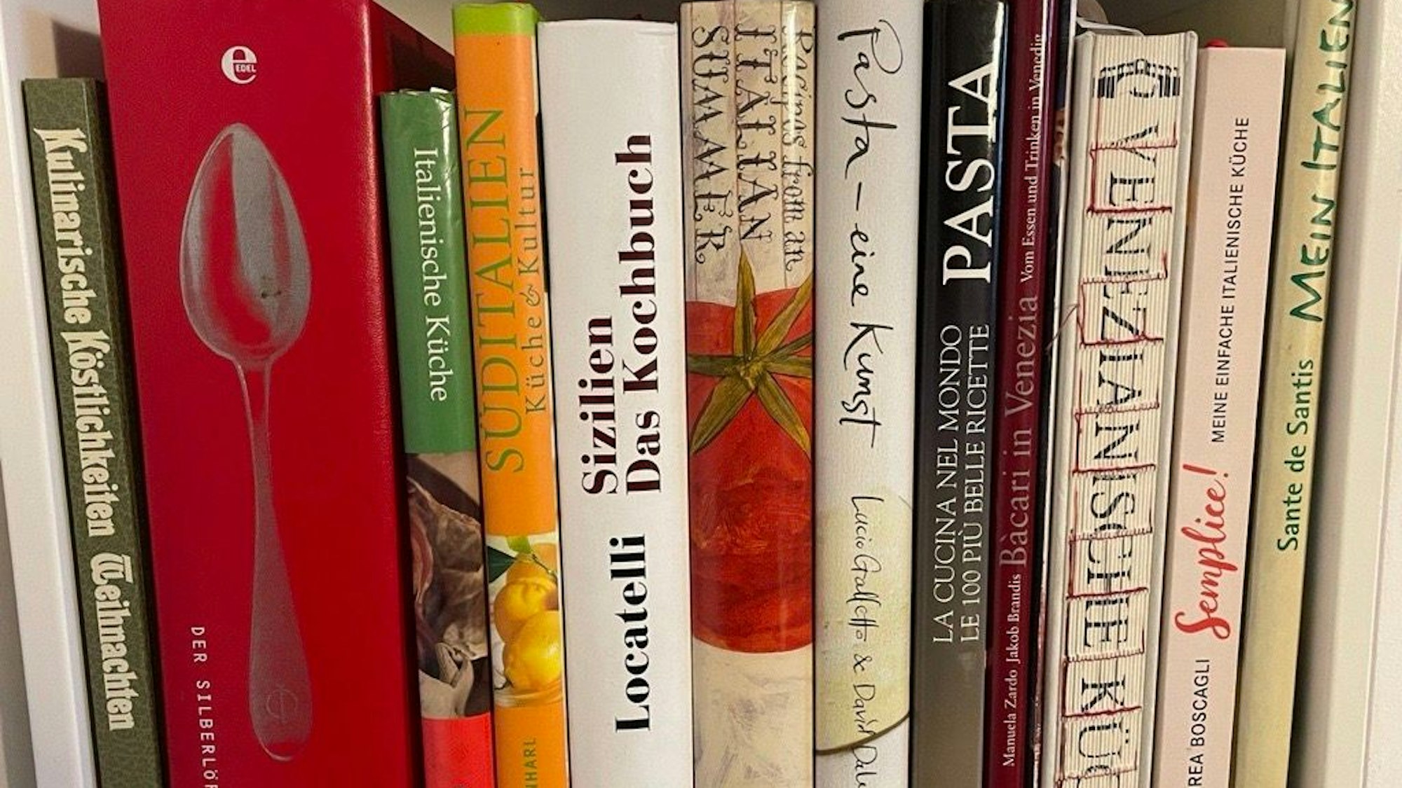 Regal mit Kochbüchern