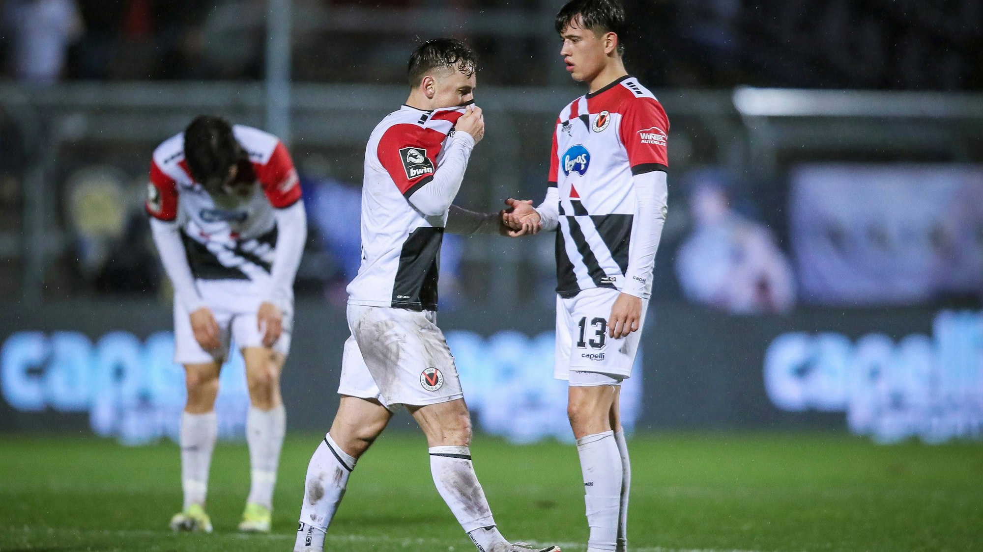 21.02.2024, Köln, Fußball, bwin 3. Liga Herren, Sportpark Höhenberg, 21. Spieltag, Saison 2023 2024, FC Viktoria Köln FC Viktoria Köln 1. FC Saarbrücken: Enttäuschte Gesichter nach der 2:5 Niederlage gegen Saarbrücken - Simon Handle Viktoria Köln neben Luca de Meester de Tilbourg Viktoria Köln. DFB regulations prohibit any use of photographs as image sequences and or quasi-video. Nordrhein-Westfalen Deutschland *** 21 02 2024, Köln, Fußball, bwin 3 Liga Herren, Sportpark Höhenberg, 21 Spieltag, Saison 2023 2024, FC Viktoria Köln FC Viktoria Köln 1 FC Saarbrücken Disappointed faces after the 2 5 defeat against Saarbrücken Simon Handle Viktoria Köln next to Luca de Meester de Tilbourg Viktoria Köln DFB regulations prohibit any use of photographs as image sequences and or quasi video Nordrhein Westfalen Germany