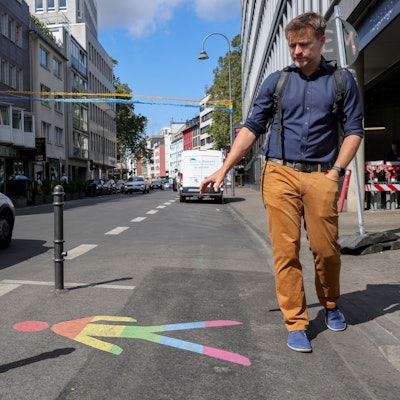 Nico Rathmann, der ehemalige Fußverkehrsbeauftragte der Stadt Köln, bei einem Rundgang über die Schaafenstraße im Sommer 2023.