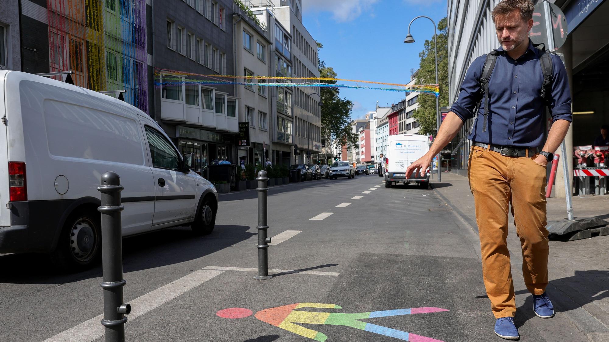 Nico Rathmann spaziert über die Schaafenstraße.