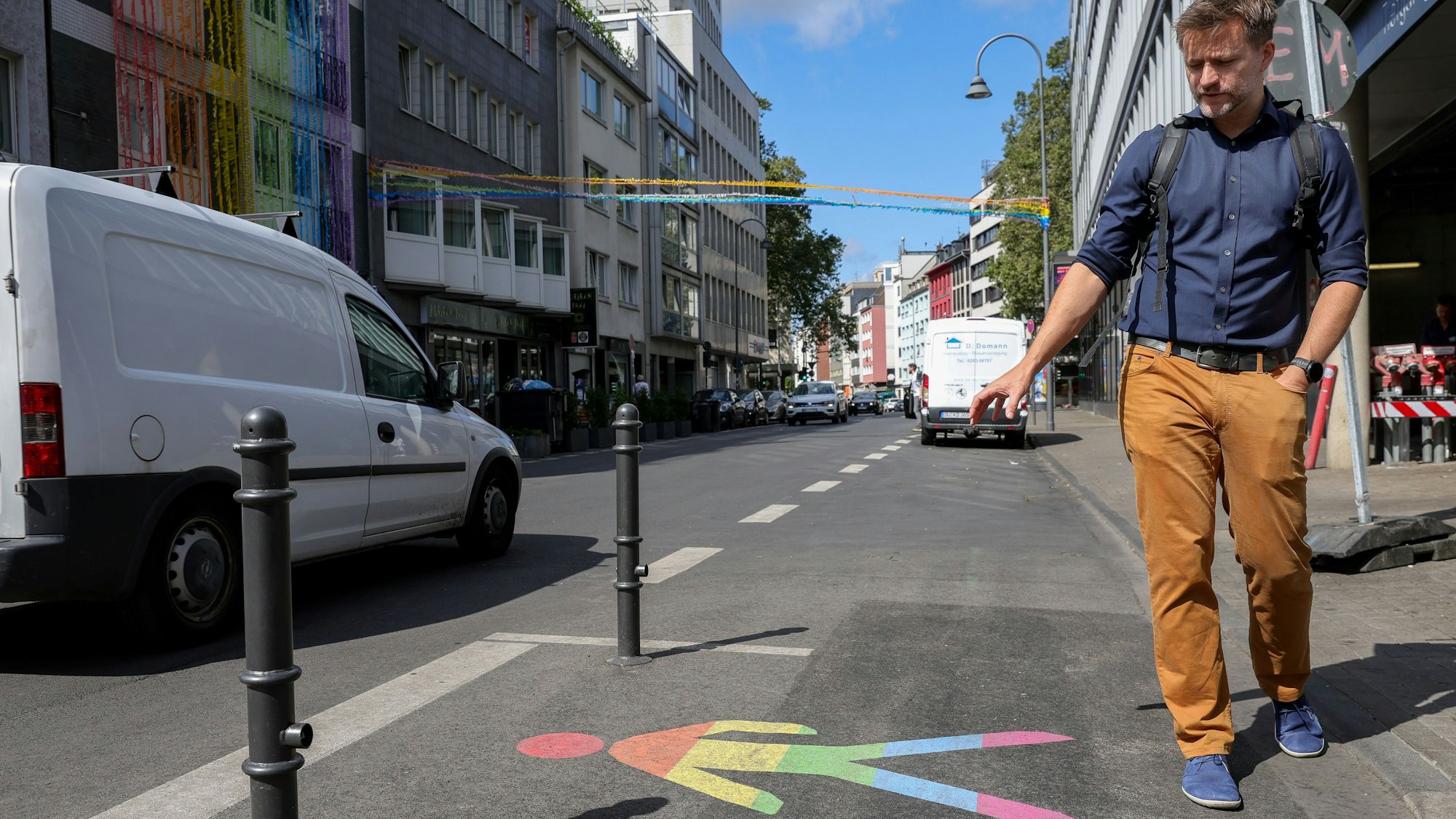Nico Rathmann, der ehemalige Fußverkehrsbeauftragte der Stadt Köln, bei einem Rundgang über die Schaafenstraße im Sommer 2023.
