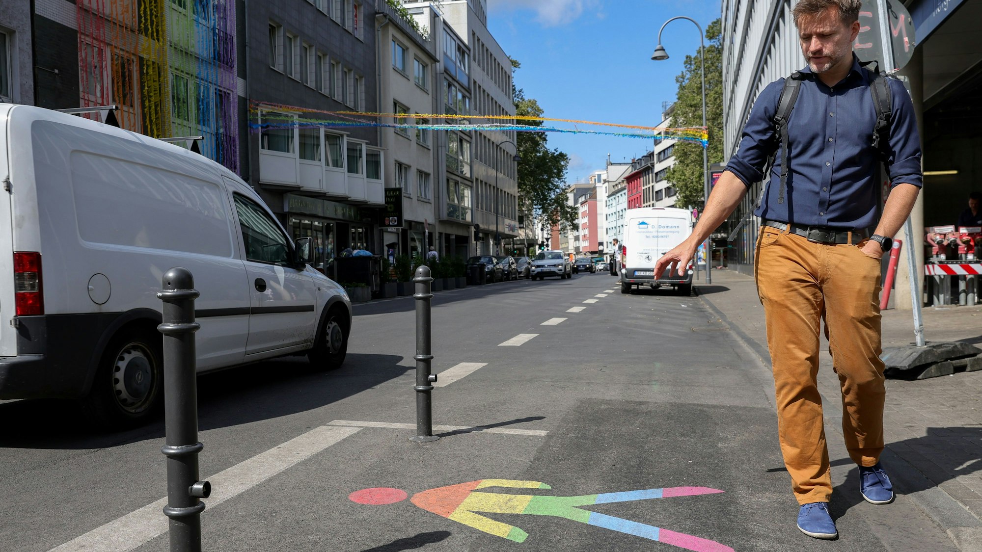 Nico Rathmann, der ehemalige Fußverkehrsbeauftragte der Stadt Köln, bei einem Rundgang über die Schaafenstraße im Sommer 2023.