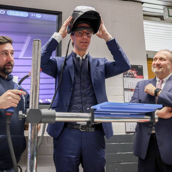 Köln: NRW-Ministerpräsident Hendrik Wüst tourt durch das Rheinland und besucht den Ausbildungscampus der Handwerkskammer in Köln - Ausbilder Björn Thies mit Wüst und Hans Peter Wollseifer, Präsident Handwerkskammer Köln.