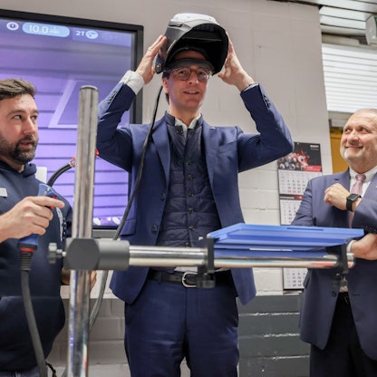 Köln: NRW-Ministerpräsident Hendrik Wüst tourt durch das Rheinland und besucht den Ausbildungscampus der Handwerkskammer in Köln - Ausbilder Björn Thies mit Wüst und Hans Peter Wollseifer, Präsident Handwerkskammer Köln.