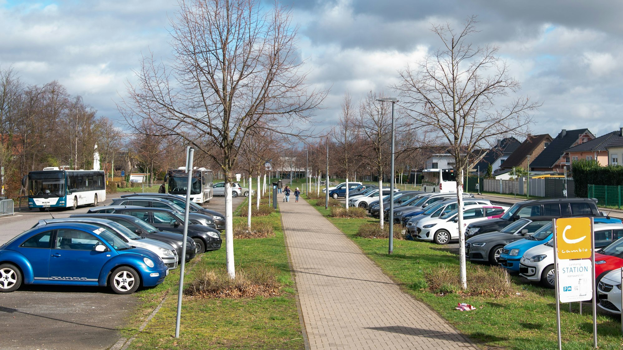 Autos und Busse parken auf dem Adenauerplatz in Zülpich.