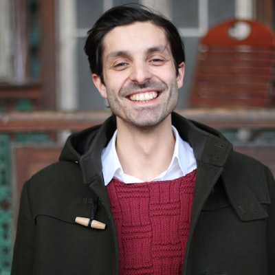 21.02.2024, Köln: Der Filmregisseur und Autor Akın Emanuel Şipal am Schauspielhaus in Köln. Foto: Arton Krasniqi